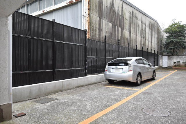 【駐車場】 | ハイネス大塚 | マンションの駐車場スペース。空きの有無や駐車料金、サイズ規定などについては、改めてお問い合わせください。～即日のご見学可能～　お問合せはお気軽にどうぞ。