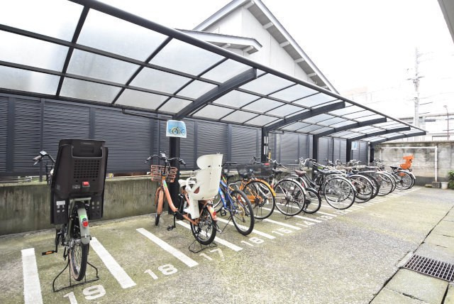 【駐輪場】 | ハイネス大塚 | 自転車置き場。マンションの共用部にあたります。空きの有無や駐輪料金、各戸の台数制限などについては、改めてお問い合わせください。～即日のご見学可能～　お問合せはお気軽にどうぞ。