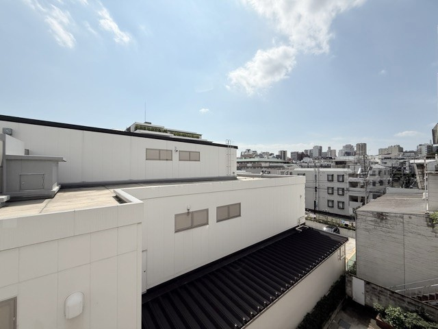 【展望】 | ハイネス大塚 | 眼前に広がる空の雄大さと、このお部屋の自慢の一つである「眺望」をご覧ください。毎日、この景色を独り占めできる新生活に夢が広がります。～即日のご見学可能～　お問合せはお気軽にどうぞ。