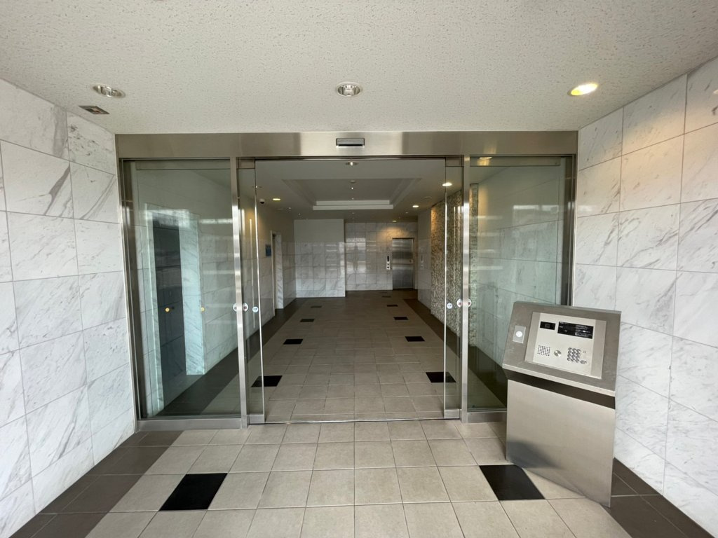 グレンパーク中島のエントランス