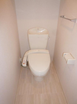 タイニーキャッスルのトイレ|快適な温水洗浄便座トイレです