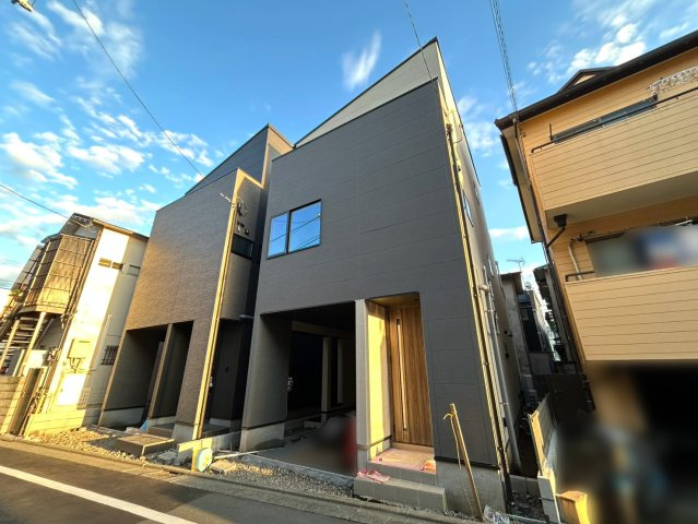【外観】 | シックなカラーリングが印象的なモダンな外観デザイン。前面道路もゆとりがあり、日常の車の出入りや荷物の積み下ろしもラクラク♪洗練された佇まいが家族の日常を心地よく引き立てます。