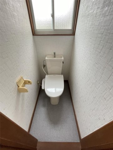 コートハウスアンノＢ棟のトイレ|快適な温水洗浄便座トイレ！トイレにも窓があります