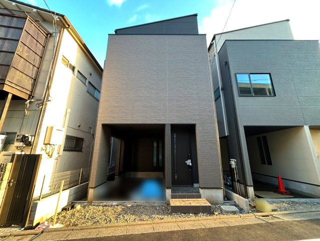 【外観】 | 落ち着いたトーンの外壁が目を引く洗練された佇まい。前道は約5.25mあり車の出し入れもスムーズです。カースペースを完備し、車でのお買い物や家族でのドライブも気軽に楽しめます♪