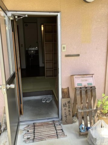 草津市野村６丁目の店舗事務所の玄関
