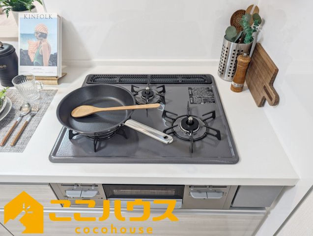 宜野湾市伊佐3丁目289番　ハートフルタウン　新築戸建て　全2棟　 B号棟のキッチン|三口コンロ