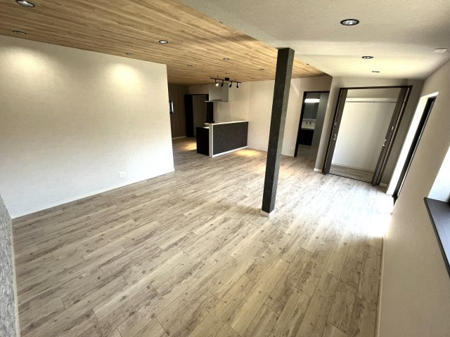 【居間・リビング】 | 仲介手数料無料！琴芝小学校に通えるリフォーム済み中古住宅　宇部市神原町１丁目 | ゆったりとしたリビングは家族の団らんがはずみますね♪