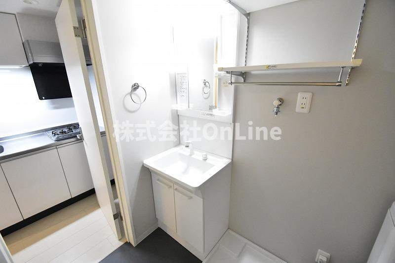 東大阪市稲田新町１丁目のアパートの独立洗面台