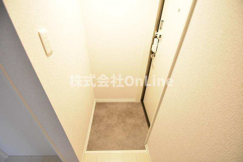 東大阪市稲田新町１丁目のアパートの玄関