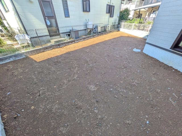 我孫子市天王台6丁目　01期　新築戸建て　2号棟の庭|リビングに明るい光を届ける南庭。
お子様の遊び場やペットのスペースとしても最適です。
室内外で心地よい暮らしが叶います。