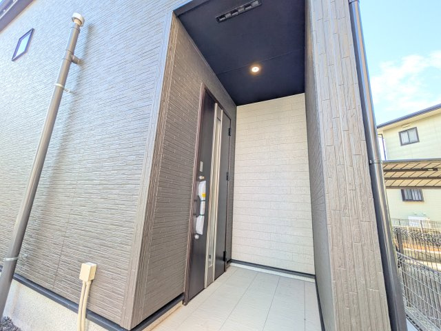 我孫子市天王台6丁目　01期　新築戸建て　2号棟の玄関|玄関ドアはカードキーで開閉も楽々♪
スマホでの開錠と施錠も可能です！
玄関上部には人感センサー付きのダウンライトがあるので、夜間の帰宅時に自動で点灯してくれます♪
防犯対策面にも一役買ってくれます！
