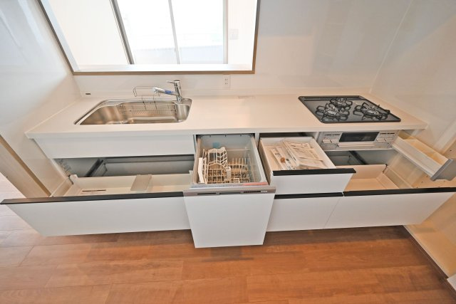 プラネ吹田山手町アーバンビューのキッチン|まとめて洗える食器洗浄機が備わっており、家事の時短に役立ちます。