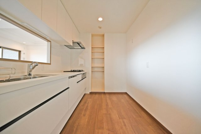 プラネ吹田山手町アーバンビューのキッチン|家電や収納家具を配置しやすいキッチン背面スペースを確保。調理家電をまとめて置くことができ、毎日の家事もスムーズに行えます。