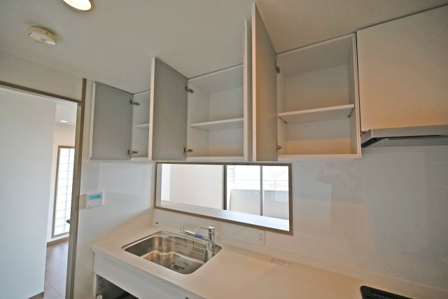 プラネ吹田山手町アーバンビューのキッチン|壁付けL型キッチンは作業台が広く、上部・下部に収納を確保しているため、使い勝手よく調理が行えます。