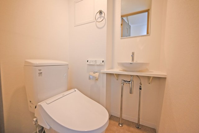 プラネ吹田山手町アーバンビューのトイレ|新調済みのきれいなトイレに、便利なウォシュレット機能を備えています。清潔感のある空間で、快適にご利用いただけます。