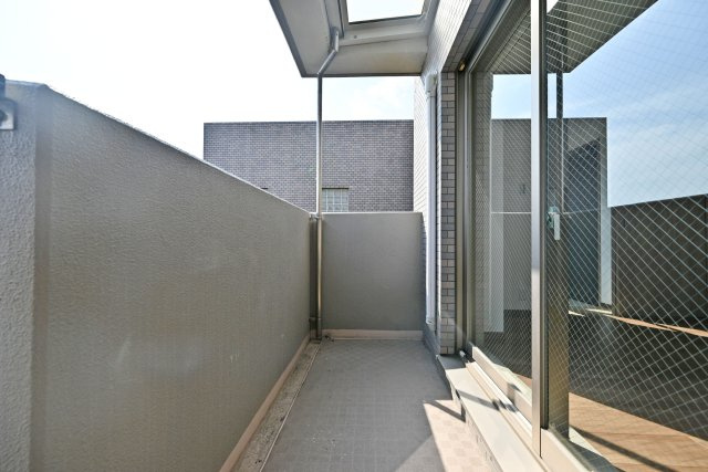 プラネ吹田山手町アーバンビューのバルコニー|たっぷりの陽光が差し込む南向きの住まいです。