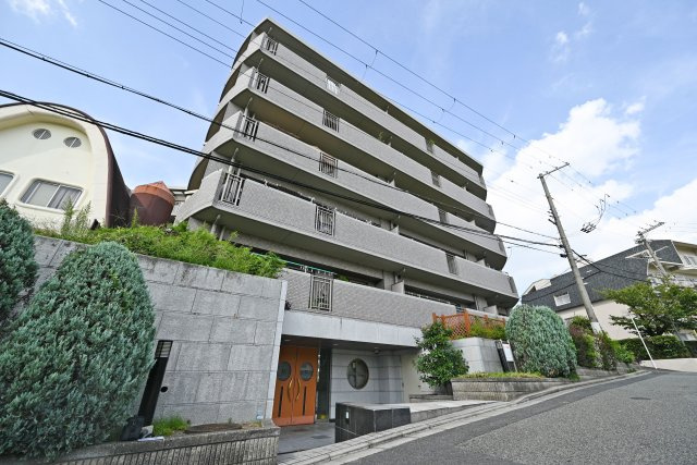 プラネ吹田山手町アーバンビューの外観|阪急千里線「関大前」駅から徒歩10分の好立地です。リフォーム済みの3LDK、最上階×南向きの住戸で、陽光あふれる心地よい住空間が魅力です。