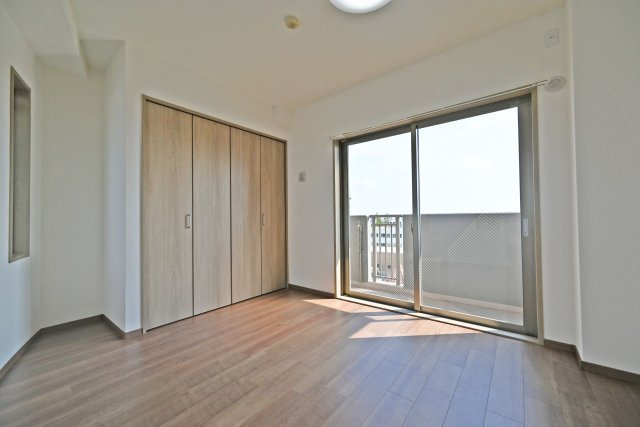 プラネ吹田山手町アーバンビューの洋室|こちらの居室からもバルコニーへ直接出入りいただけます。