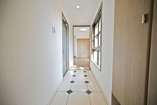 プラネ吹田山手町アーバンビューの玄関|室内改装済みなので、入居後すぐに快適な暮らしが可能です。