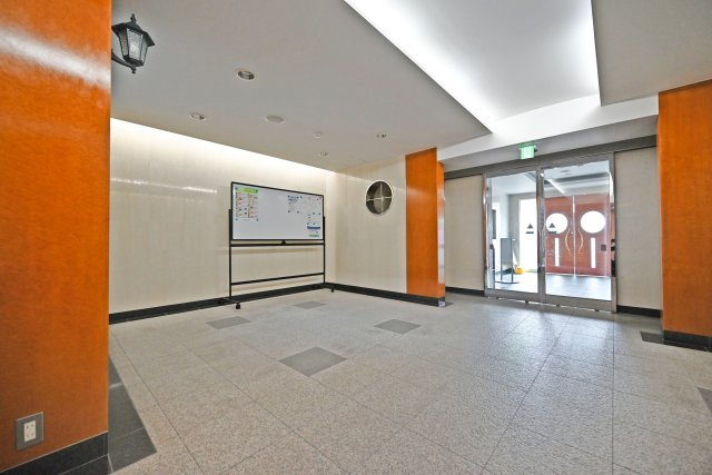 プラネ吹田山手町アーバンビューのエントランス|清掃が行き届いたマンション内で、毎日快適に過ごせます。