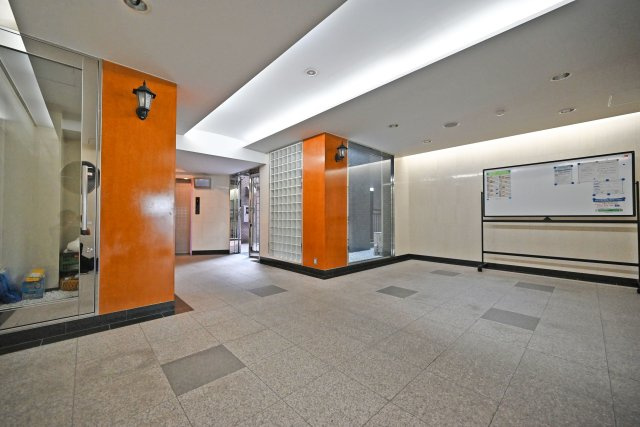 プラネ吹田山手町アーバンビューのエントランス|清掃が行き届いたマンション内で、毎日快適に過ごせます。