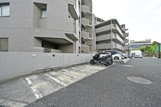 プラネ吹田山手町アーバンビューのその他共用部分|敷地内にバイク置き場を備えています。通勤・通学やお買い物など、バイクを利用する機会が多い方にも便利な共用設備です。