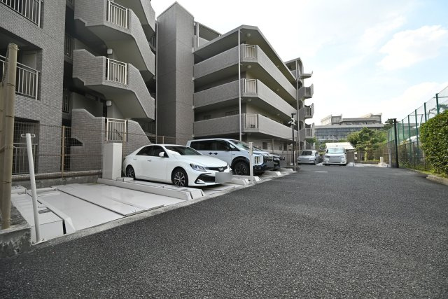 プラネ吹田山手町アーバンビューの駐車場|敷地内駐車場を備えており、お車をお持ちの方も安心です。