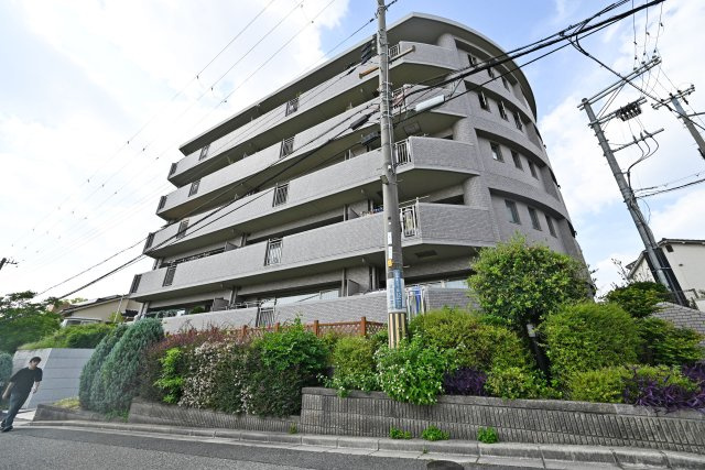 プラネ吹田山手町アーバンビューの外観|落ち着いた雰囲気の住宅街に位置しており、静かで暮らしやすい住環境が魅力です。