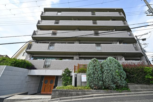 プラネ吹田山手町アーバンビューの外観|ご不明な税金・諸費用についても丁寧にサポートいたします。現地見学で、住まいのイメージやご希望をぜひお聞かせください。