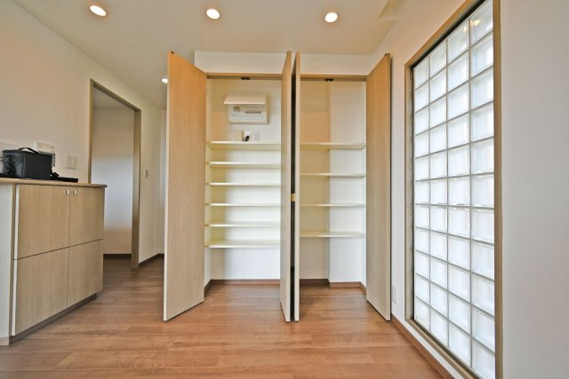 プラネ吹田山手町アーバンビューの収納|日常的に使う掃除道具から、扇風機などの季節家電まで収納できるリビング収納。生活感の出やすいものもすっきり片付けられます。