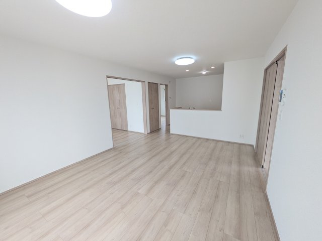 ひたちなか市津田2612番　新築戸建の居間・リビング|家族の会話が自然と弾む、広々としたゆとりのLDK。南向きの窓からたっぷりの光が射し込む明るく快適な空間です。