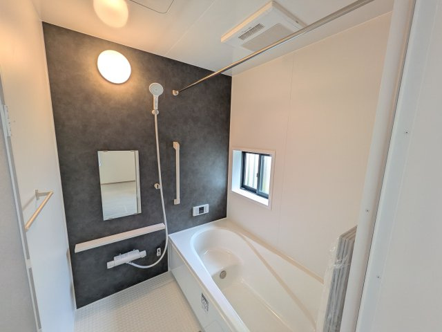 ひたちなか市津田2612番　新築戸建の浴室|1坪タイプのゆったりとしたバスルームは浴室暖房換気乾燥機付きで、どんな季節でも快適なバスタイムを満喫出来ます♪
窓付きで明るく開放的なところも良いですね！