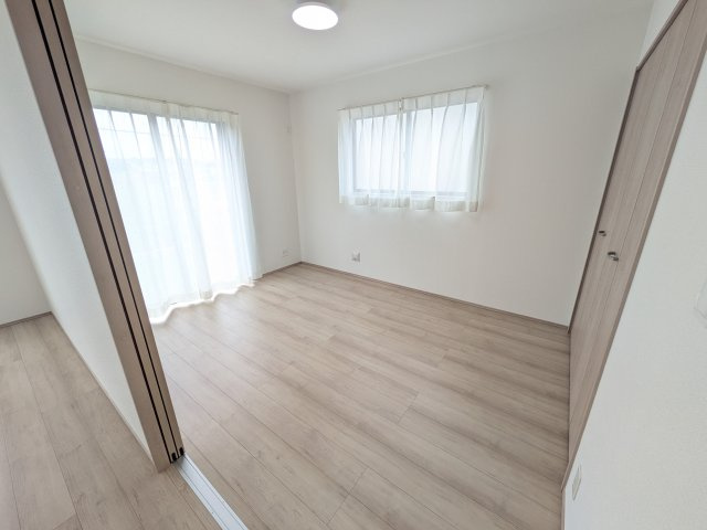ひたちなか市津田2612番　新築戸建の洋室|リビングと繋がる多目的スペース。引き戸を開ければ広々LDK、閉じれば客間や書斎、お子様の遊び場に早変わりします。