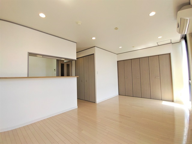 芦屋市川西町の賃貸マンションの居間・リビング