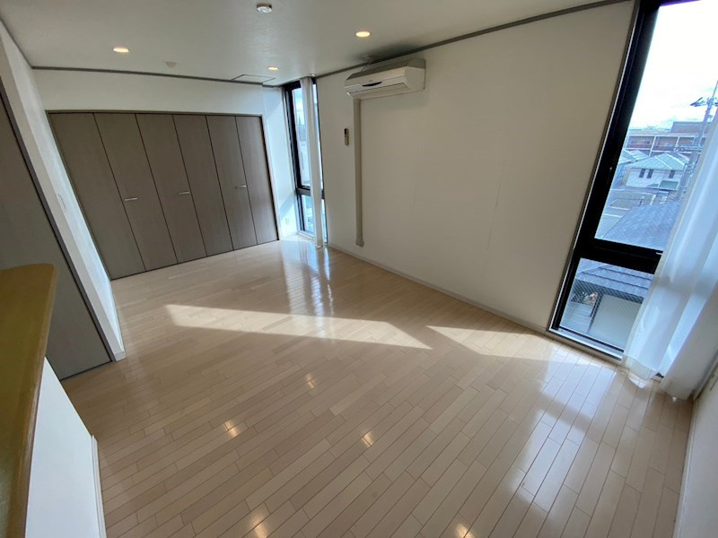 芦屋市川西町の賃貸マンションの居間・リビング