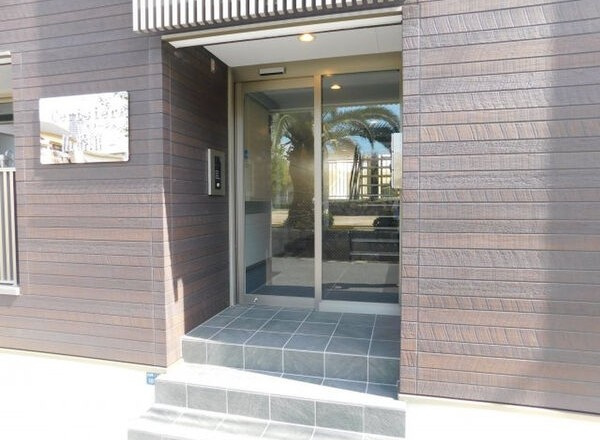 神戸市東灘区住吉宮町１丁目のアパートのエントランス