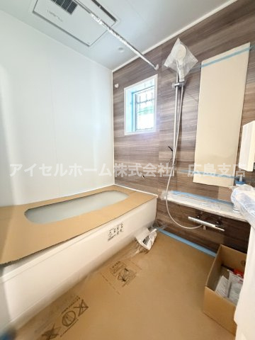 【浴室】 | 【新規リフォーム】フローレンス皆実町 | 煌びやかで美しい暖房乾燥機付きのバスルーム。雨の日に洗濯物と同時に浴室内を乾燥しカビの抑制と暖房機能で入浴前時のヒートショックを抑制します。