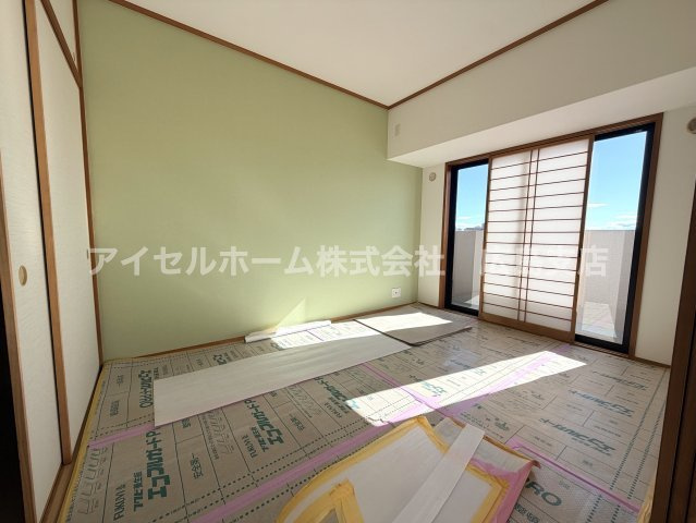 【和室】 | 【新規リフォーム】フローレンス皆実町 | リビング横の和室（リフォーム中）。ちょっとしたくつろぎスペースにいかがでしょうか。小さなお子さんのお昼寝スペースには丁度良いですね。来客時にも活躍しそうです。