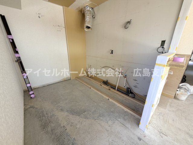 【キッチン】 | 【新規リフォーム】フローレンス皆実町 | リフォーム中のキッチン。手料理を振る舞う喜び。瑞々しく新しいシステムキッチンを楽しみながつくるランチにディナー。家族、友人の満面の笑顔にもうすぐ会えます！