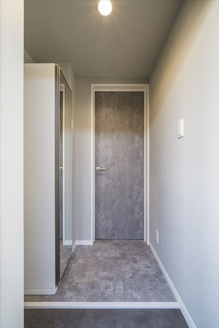 k1 apartments(ケイワンアパートメンツ)の玄関
