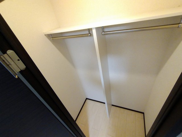 クレイノライズ日吉の内装|ウォークインクローゼット内照明あり