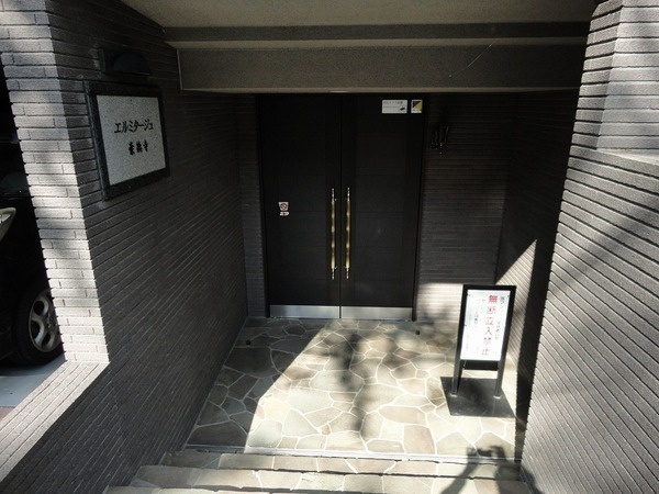 エルミタージュ豪徳寺のエントランス