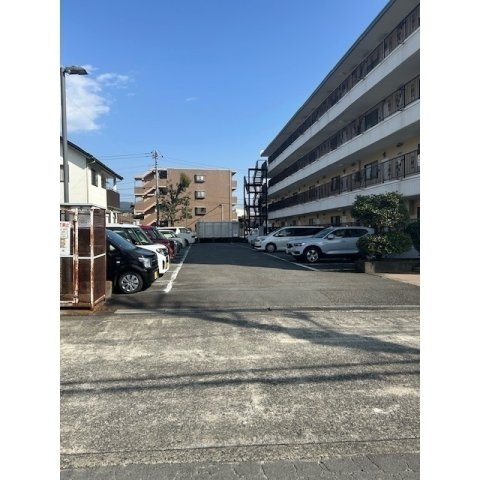 ニューいずみハイツの駐車場