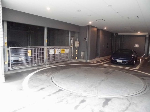 ライオンズ鶯谷マークスフォートの駐車場
