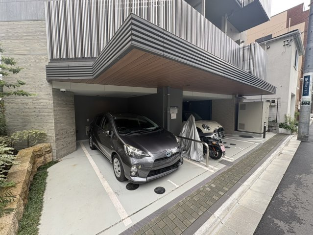 Brillia上野Placeの駐車場