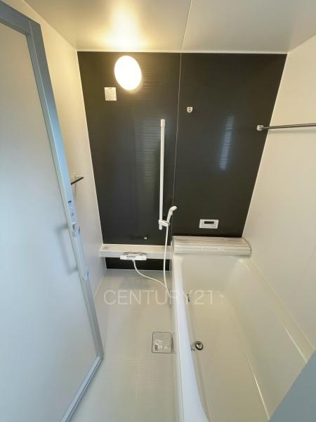 クレイドルガーデン前橋市稲荷新田町第３　１号棟の浴室|ゆったりと寛げる大型バスタブ。
足を伸ばしたまま入浴可能です。
浴室乾燥機付きで天候が悪い日でも洗濯をして衣類を乾燥させることができます。