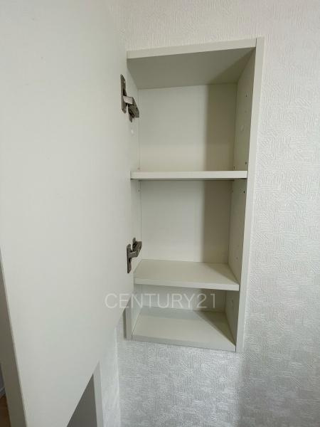 クレイドルガーデン前橋市稲荷新田町第３　１号棟のトイレ|トイレ壁部分に埋め込み収納付き。
ペーパーストックに便利です。