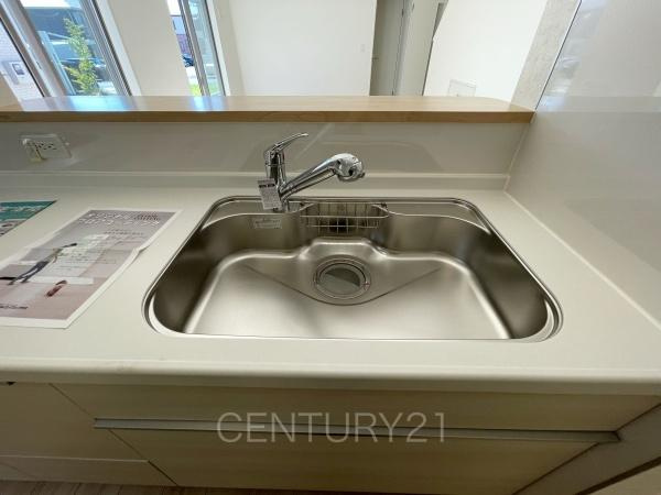 クレイドルガーデン前橋市稲荷新田町第３　１号棟のキッチン|浄水器付きです。