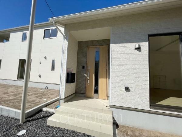 クレイドルガーデン前橋市稲荷新田町第３　１号棟の玄関|スマートキー付きの玄関。
鍵を探すことなくドアの開閉が可能です。
郵便物を守る鍵付きポストです。
インターホンは録画機能付きで防犯面に優れます。