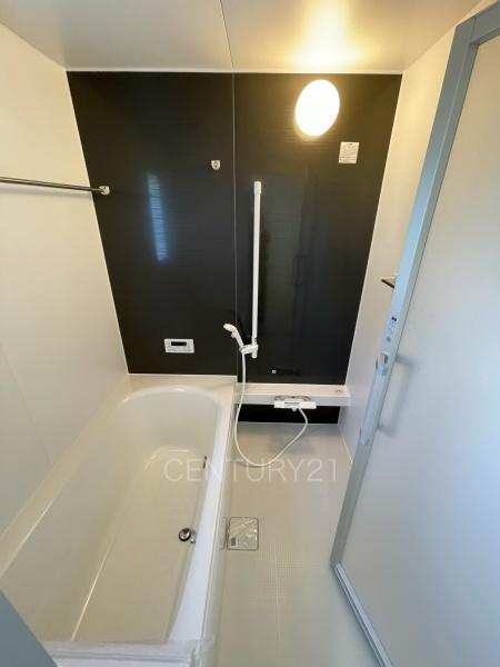 クレイドルガーデン前橋市稲荷新田町第３　３号棟の浴室|ゆったりと寛げる大型バスタブ。
足を伸ばしたまま入浴可能です。
浴室乾燥機付きで天候が悪い日でも洗濯をして衣類を乾燥させることができます。